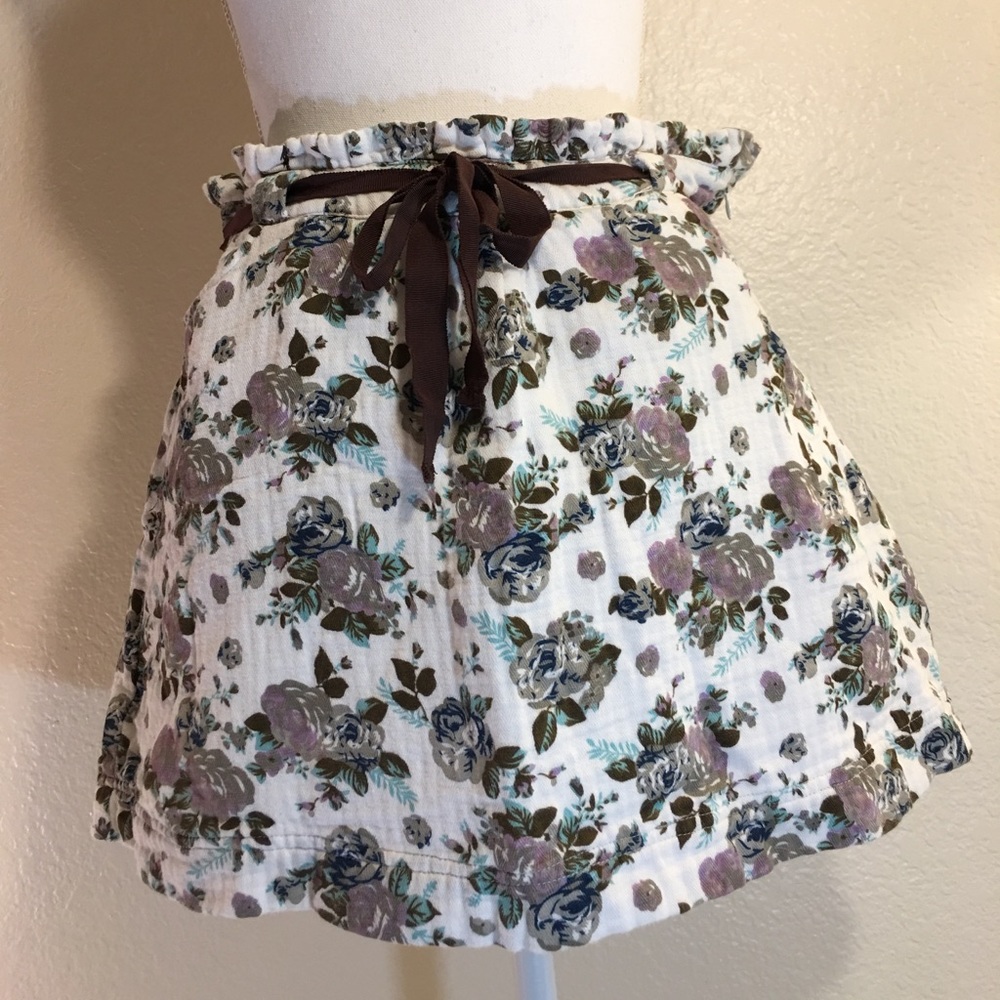 Floral mini skirt.
